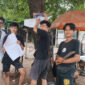 Karang Taruna Rempoa Unit 6, dibantu warga setempat, mengadakan kerja bakti membersihkan jalan dari alat peraga kampanye.